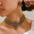 Parure de bijoux bohème avec glands de paon et pierres précieuses colorées sur collier doré - Coloré