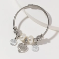 Zilveren gedraaide armband met levensboom hart hanger en parels op witte schaal - Hart Levensboom Hanger Stijl (1)