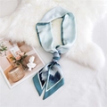 Foulard long en satin de soie avec dégradé de paysage artistique bleu paon raffiné - Paysage Bord Vert (5)