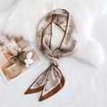 Foulard twilly en soie beige avec imprimé équestre noué sur un fond en peluche blanc - Tête de Cheval Kaki (10)