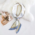 Élégant foulard en soie blanche avec bords bleu et jaune, noué en boucle chic - Paysage Bleu Clair (4)