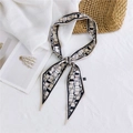 Elegante sciarpa sottile in seta a quadri geometrici da donna con motivo astratto nero - Geometrico 3D Cachi (XPD0067-3)