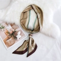 Foulard en soie rayé marron et kaki élégamment noué sur un fond en fausse fourrure blanche - Ligne Fine Jaune Terre (23)