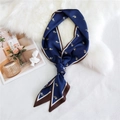 Écharpe en soie bleu marine avec motif de cheval doré et bordure marron sur fourrure - Tête de Cheval Marine (11)