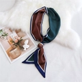 Écharpe étroite en satin avec motif patchwork vert foncé et marron aux rayures bleues - Colorblock Vert Camel (17)