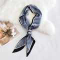 Foulard en soie bleu gris avec motifs floraux blancs et bords noirs sur fourrure - Ligne Fine Grise (14)