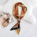 Foulard étroit en satin caramel avec rayures contrastées jaunes et bleu marine - Cadre de Ligne Fine Orange (24)