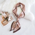 Foulard en soie rose à imprimé floral blanc avec bordure marron sur fond de fourrure - Ligne Fine Orange (13)