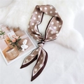 Foulard en soie marron à pois blancs noué sur un fond blanc doux et texturé élégant - Pois Camel (19)