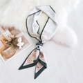 Élégant foulard en soie crème avec bordure vert foncé et imprimé artistique - Paysage Vert Foncé (6)