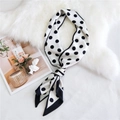 Foulard en soie à pois noirs et blancs avec un style noué élégant sur fausse fourrure - Pois Blancs (20)