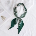 Sciarpa stretta in seta da donna verde e bianca con motivo pied-de-poule e testo Summer - Pied de Poule Verde e Bianco Stampa Lettere (9 Estate Come Pioggia Verde)