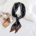 Élégant foulard en soie noir et marron à rayures blanches sur fond de fausse fourrure blanche - Cadre de Ligne Fine Noir (25)
