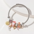 Kralenarmband van roestvrij staal met maanbedeltje en kristallen op een witte stenen basis - Roze