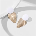 Boucles d'oreilles géométriques avec clous blancs et pendentifs feuilles dorées élégants - Blanc (26151)