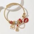 Verstellbarer goldener Armreif mit Herz-, Lippenstift- und Blumenanhängern für Damen - Rot