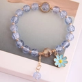 Armband aus blauen Glasperlen mit Goldakzenten und einem kleinen Gänseblümchen-Anhänger - Blau