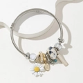 Bracciale rigido stile bohémien in acciaio con ciondoli a margherita e perle d'arte - Bianco