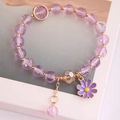 Süßes lilanes Kristallperlenarmband mit Gänseblümchen-Anhänger und goldenen Akzenten - Lila