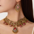 Conjunto de joyas étnicas con piedras rojas y flecos dorados en modelo - Rojo