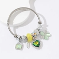 Zilveren geweven armband met groene hartkristallen bedel en bloemkralen op een voetstuk - Groen