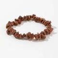 Elegante pulsera de piedra natural marrón con destellos dorados sobre fondo blanco - Piedra de Oro Marrón Rojizo (3)
