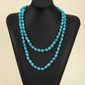 Collana di turchese vintage a doppio strato con pietre irregolari su un busto nero - Blu