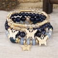Vue détaillée de bracelets de perles bleues multicouches avec breloques papillon dorées - Bleu
