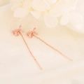 Pendientes de hilo con lazo de oro rosa y borlas de cristal en fondo de tela suave - Oro Rosa (A58)