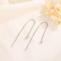 Detail von S925 Sterling Silber Durchzieher Ohrringen mit Perlen auf texturiertem Stoff - Kugelperle Box Kette Ohrfaden / Silber