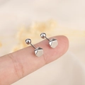 Minimalistische S925 zilveren zeshoekige oorknopjes met schroefsluiting op een vingertop - Zilver
