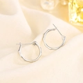 Pendientes de aro mínimos de plata de ley S925 con textura de onda líquida para mujer - Textura Ondulada Plateada (HL-50)