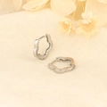 Elegante 925 sterling zilveren bloem oorringen op een getextureerde beige stoffen achtergrond - Zilveren Bloem Stijl (HL-53)