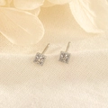 Boucles d'oreilles carrées en argent S925 avec zircon brillant et détails de bordure perlée - Blanc