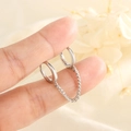 Minimalistische S925 zilveren dubbele oorringen verbonden door een fijne schakelketting - Zilveren Dubbele Hoop Kettingstijl (HL-70)