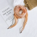 Elegante foulard in chiffon albicocca a forma di rombo con bordi ondulati neri - Arancione