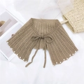 Scialle decorativo in maglia kaki con bordo di perle bianche e dettaglio a fiocco - Cammello