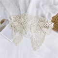 Weißer Blumen-Spitzenkragen mit durchbrochenem Strickmuster und einem Perlenknopf - Kleiner Runder Rand Perlenschnalle / Beige