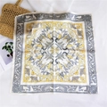 Foulard quadrato in seta con stampa animalier giallo-grigia e disegni floreali - Stampa Animale Gialla e Grigia (2)