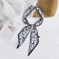 Sciarpa sottile twilly in seta con motivo geometrico bianco e nero e nodo centrale - Geometrico 3D Bianco (XPD0067-4)
