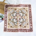 Foulard quadrato in seta beige e rosso scuro con motivi classici di animali e fantini - Bordo Rosso Arte Classica (4)