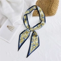 Foulard étroit en soie à motif géométrique jaune et bleu noué sur un sac en paille - Géométrique 3D Jaune (XPD0067-5)