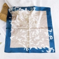 Foulard quadrato in seta con bordi blu scuro e piume bianche su fondo beige - Piuma Blu Notte e Beige (6)