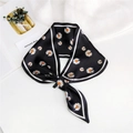Elegante pañuelo de seda negro con estampado de margaritas blancas y bordes de rayas - Margarita Negra