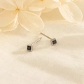 Boucles d'oreilles minimalistes en argent S925 avec zircon noir sur fond en lin - Noir