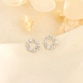 Elegante S925 Silber Blumenkranz Ohrstecker mit schimmernden Zirkonia Kristallen - Silberner Olivenzweig Kranz Stil (C97)