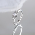 Eleganter silberner Zirkonia-Ring, verstellbar mit rundem Hauptstein und Akzenten - Drei-Stein Brillantschliff-Stil (B8)