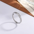 Anello a nodo in argento S925 minimalista con finitura opaca e design aperto regolabile - Stile Nodo Intrecciato Opaco (B12)