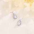 Elegantes pendientes de perlas gota de agua con circonitas sobre tela texturizada - Estilo Gota de Agua Perla Circonita (c120)