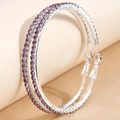Dettaglio di orecchini a cerchio argento da 6cm con strass viola su superficie in tessuto - Base Argento Viola